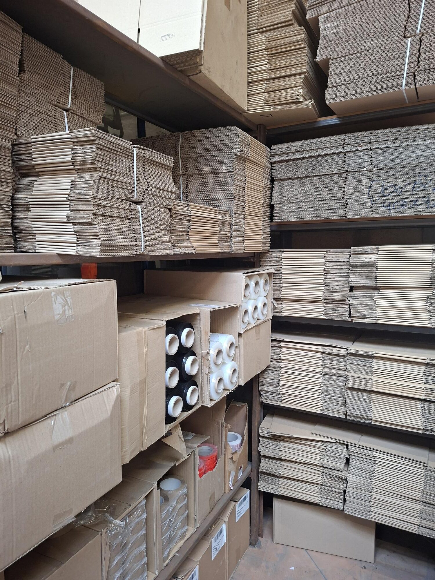Stock de matières et de pièces dans le magasin Actilas