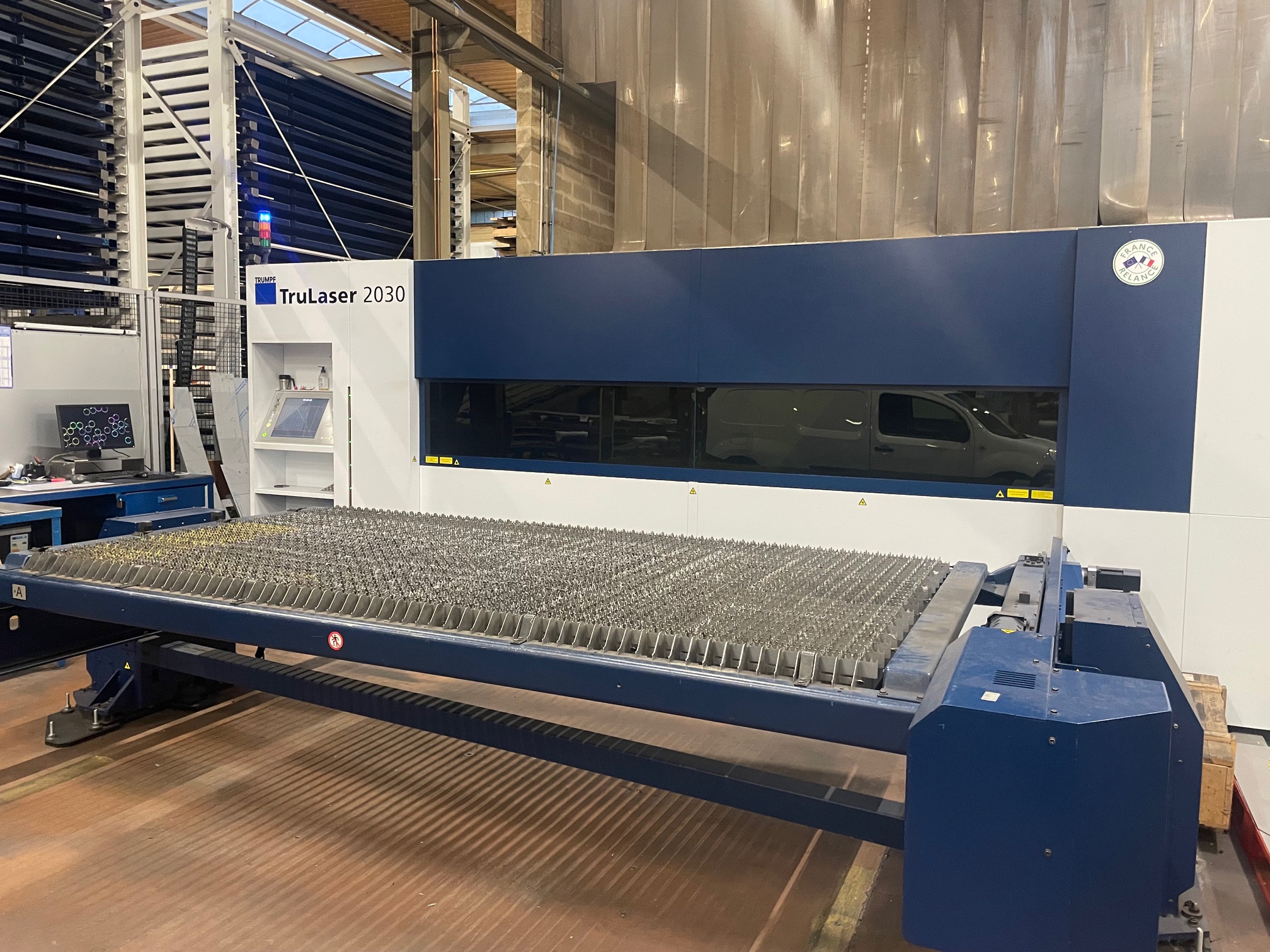 Machine de découpe laser Trumpf TruLaser 2030 et sa table de chargement