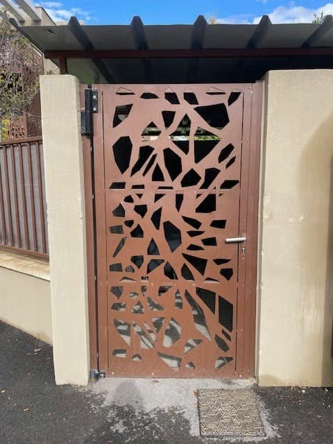 Porte d'immeuble en acier