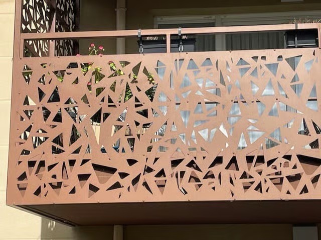 Balcon d'immeuble en acier