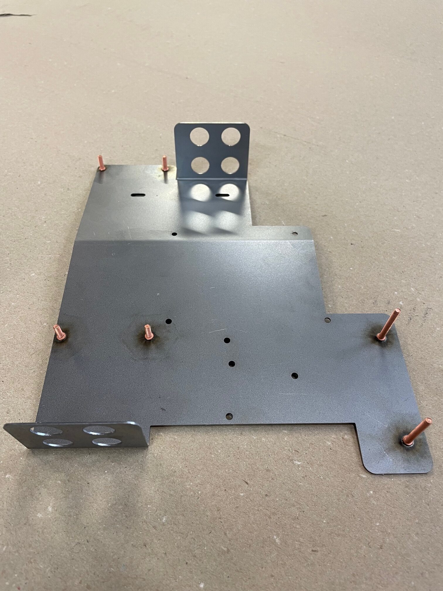 Platine en tôle pliée avec goujons sertis