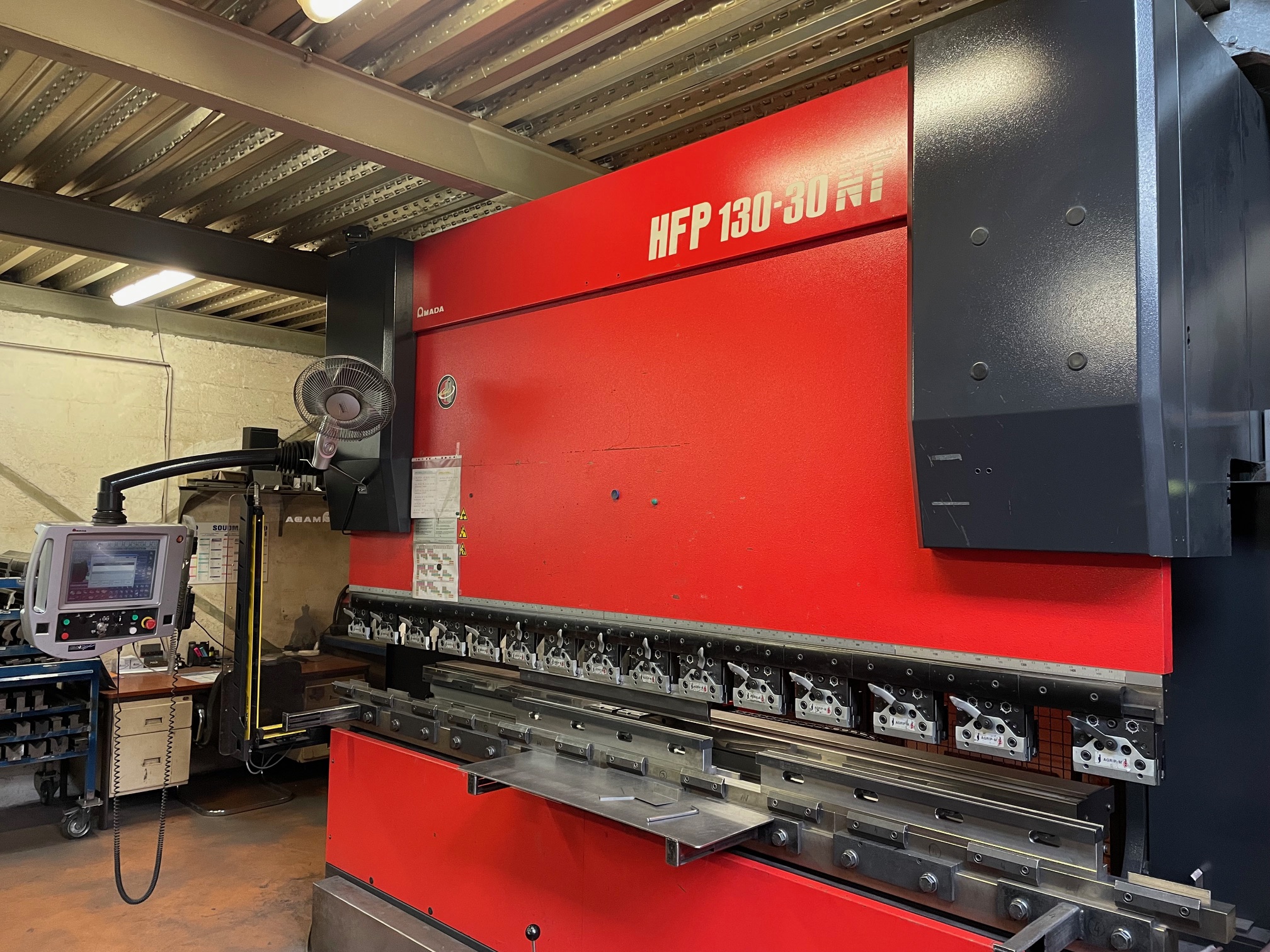 Presse plieuse Amada HFP 130-30 et son pupitre de commande