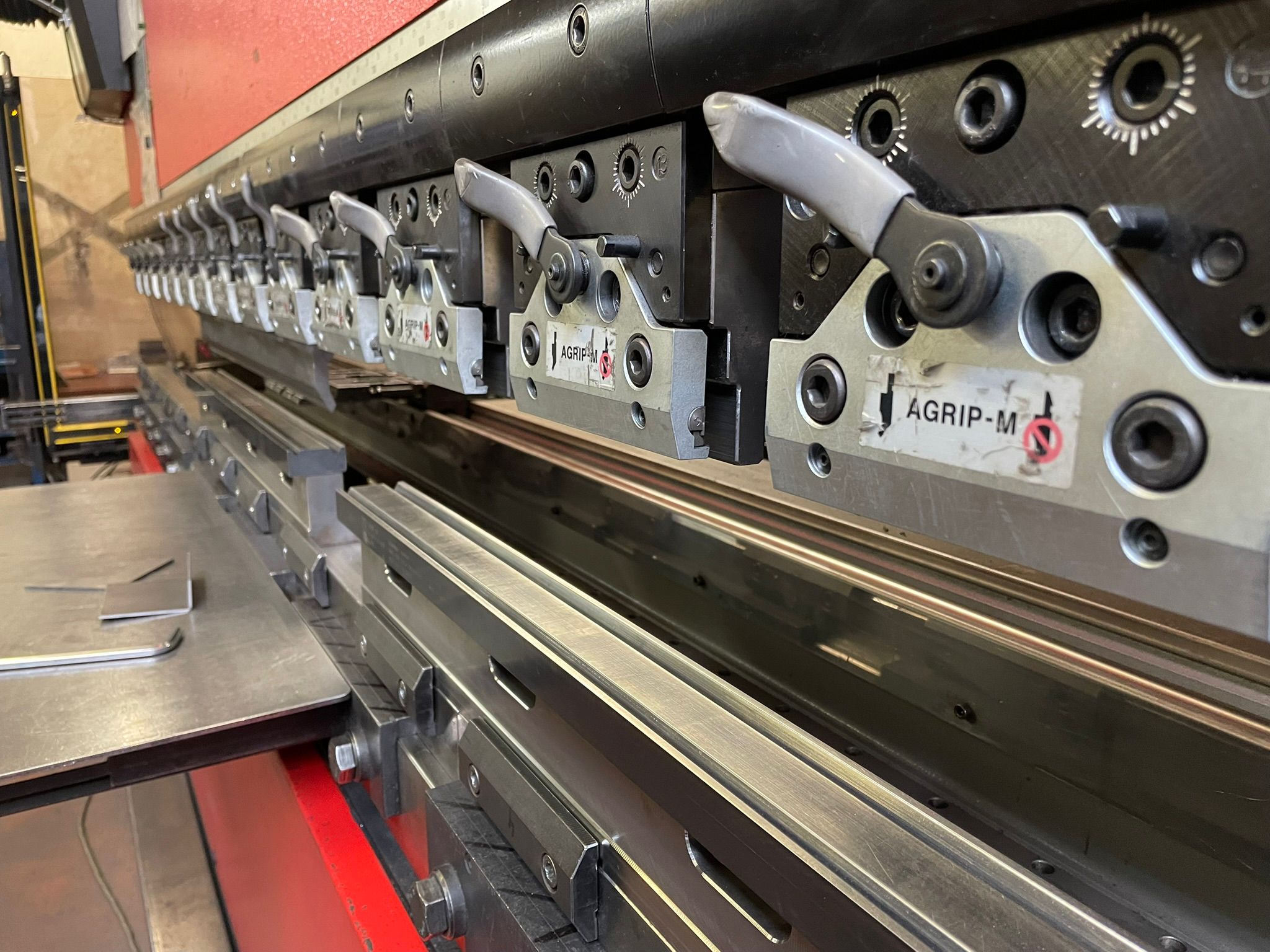 Outillage d'une presse plieuse Amada en gros plan